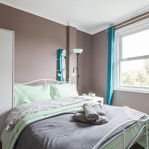 Gasthof Shirley House 1, Guest House, Self Catering, Self Check In With Smart Locks, Use Of Fully Equipped Kitchen, Walking Distance To Central, Excellent Transport Links, Ideal For Longer